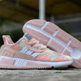 adidas taiwan客制版本不對稱的設計方式呈現